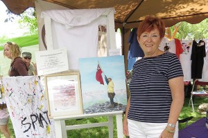 CDAC Glenda Winters with her portrait of Doris Kershaw